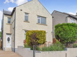 una casa blanca con una valla delante en Huddersfield House, Wood View en Huddersfield