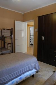 1 dormitorio con 1 cama, vestidor y armario en Siete Cepas en San Rafael