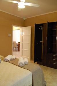 um quarto com uma cama com duas toalhas em Siete Cepas em São Rafael
