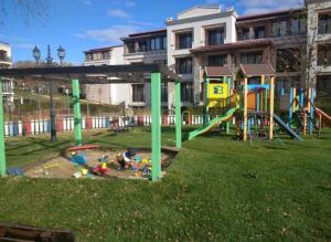 索佐波爾的住宿－Апартамент Грийн Лайф，儿童游乐场和儿童在公园玩耍