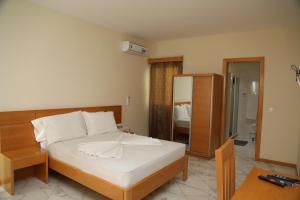 聖菲利佩的住宿－Cruzeiro Guest House，一间卧室配有一张床和镜子