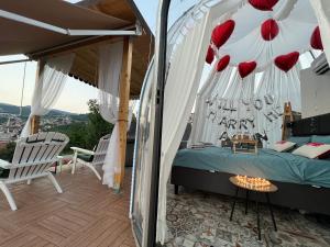 Balkón nebo terasa v ubytování Cupola glamping dome Sarajevo