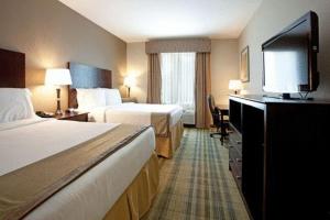 Ліжко або ліжка в номері Holiday Inn Express & Suites - CUT OFF GALLIANO, an IHG Hotel