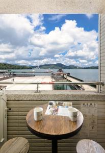 - une table sur un balcon offrant une vue sur une étendue d'eau dans l'établissement Hu Yue Lakeview Hotel, à Yuchi