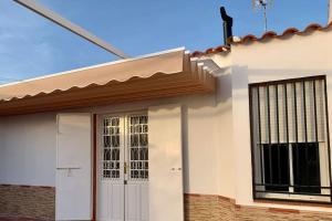 Casa blanca con puerta y ventana en La Casa Rural de María Jesús, 