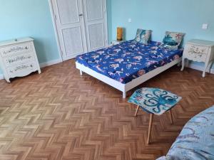 een slaapkamer met 2 bedden en een houten vloer bij Kaly in Audinghen