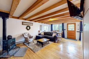 Moose Tracks في غرينفيل: غرفة معيشة مع أريكة ومدفأة