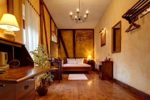 - un salon avec un lit et un lustre dans l'établissement Romantic Boutique Hotel & Spa, à Panevėžys