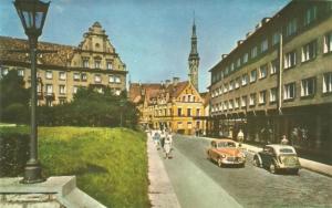 ein altes Foto einer Straße mit Autos und Gebäuden in der Unterkunft Hotelli mugavustega korter Vanalinna südames in Tallinn