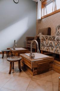 ein Badezimmer mit zwei Waschbecken und einer Couch in der Unterkunft Airport Planet Lodge in Kingori