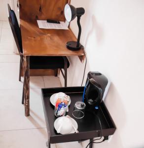 Příslušenství pro přípravu čaje a kávy v ubytování Leeville Guesthouse