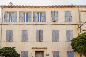 un edificio antiguo con ventanas laterales en La Maison de Gruissan, en Gruissan