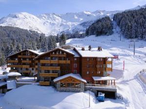 um alojamento de esqui na neve com montanhas cobertas de neve em Appartement Les Adrets-Prapoutel, 3 pièces, 6 personnes - FR-1-557-121 em Les Adrets
