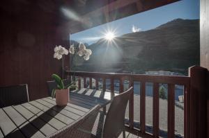 a table on a balcony with a view of a mountain at Appartement Ecrin 426 in Tignes
