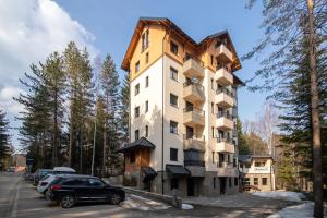 ein Gebäude mit einem Dach darüber in der Unterkunft Um Zlatibor in Zlatibor