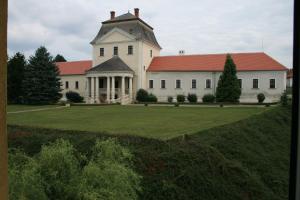 duży biały budynek z czerwonym dachem w obiekcie Pension Schlossblick w mieście Nebersdorf