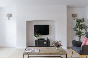 Μια τηλεόραση ή/και κέντρο ψυχαγωγίας στο Berkeley Square Apartment
