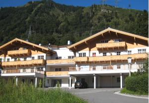 hotel w górach z samochodem zaparkowanym przed hotelem w obiekcie Alpin Resort Kaprun Top 6 w Kaprunie