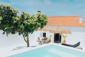uma villa com uma piscina e uma casa em Senhora do Cabo Meco Homy Holidays em Sesimbra