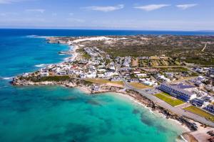 een luchtzicht op een resort in de buurt van de oceaan bij Arniston Spa Hotel in Arniston