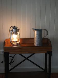 una mesa con tetera y una linterna. en Wild Hostel, en Puerto Natales