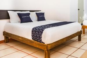 Postel nebo postele na pokoji v ubytování Capital O Oxtankah,chetumal bay