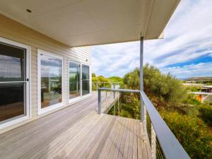 Gallery image of 12 Apostles Accommodation Anchors Beach House with sea views in Port Campbell