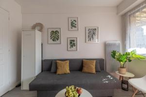 讓蒂伊的住宿－Esprit Tropical，客厅配有沙发和桌子