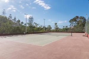 einen Tennisplatz mit einem Netz darüber in der Unterkunft Home2Book Stunning Apartment Rocas Rojas in San Bartolomé de Tirajana