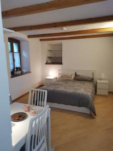 Posteľ alebo postele v izbe v ubytovaní Monolocale in casa del 700 - Trento