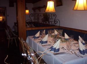 una mesa con servilletas azules y blancas. en Berghotel Sutten, en Rottach-Egern