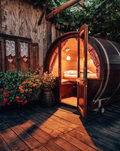 una habitación con un barril y una puerta con flores en Glamping Il Rifugio dei Marsi en Ascoli Piceno