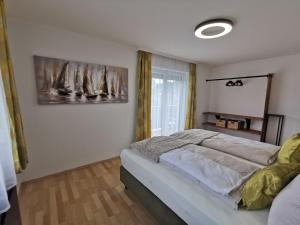 a bedroom with a bed and a window at Ferienwohnungen Kienesberger in Tiefgraben