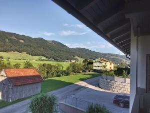 Vistas a una casa con montañas en el fondo en Ferienwohnungen Kienesberger, en Tiefgraben