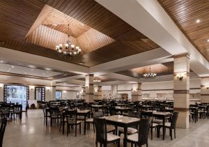 A restaurant or other place to eat at Sindbad Club
