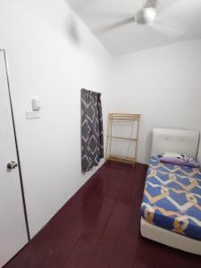 Hutton Lane Hostel Georgetown في جورج تاون: غرفة نوم صغيرة بها سرير وخزانة