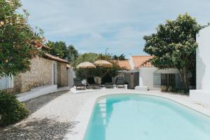 a pool in the backyard of a villa at Senhora do Cabo Meco Homy Holidays in Sesimbra