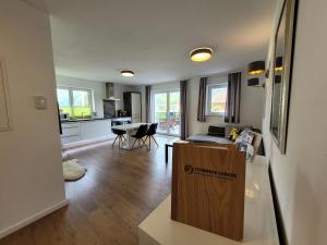 Panorama Apartments - Steinbock Lodges في زيل أم سي: مطبخ وغرفة معيشة مع صندوق في غرفة