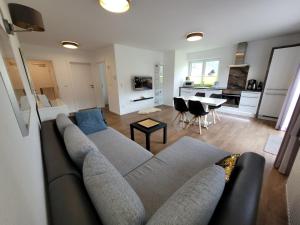 Telewizja i/lub zestaw kina domowego w obiekcie Panorama Apartments - Steinbock Lodges