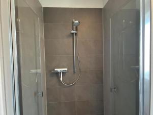 ein Badezimmer mit Dusche mit Glastür in der Unterkunft Exclusives Appartement auf Fehmarn in Petersdorf auf Fehmarn + 31 Fotos