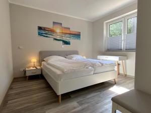 une chambre avec un lit et un bureau dans l'établissement Exclusives Appartement auf Fehmarn, à Petersdorf auf Fehmarn