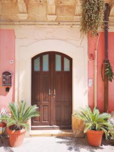 een deur van een gebouw met planten ervoor bij Family apt by Dimore in Sicily in Siracusa