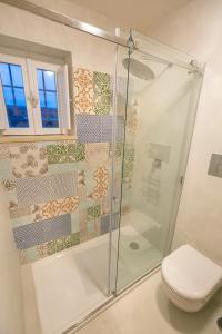 een badkamer met een douche en een toilet bij Veronique by Dimore in Sicily in Siracusa