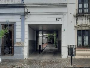 サルタにあるDepartamento Céntrico excelente ubicación.の門のある建物の入り口
