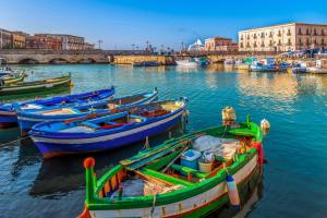 eine Gruppe von Booten, die in einem Hafen im Wasser angedockt sind in der Unterkunft Frida apartments by Dimore in Sicily in Syrakus