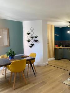 salon ze stołem jadalnym i krzesłami w obiekcie Appartement moderne en plein centre D'Epernay w Épernay +4 zdjęcia