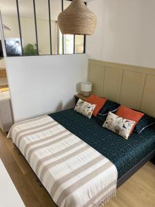 łóżko z dwiema poduszkami w pokoju w obiekcie Appartement moderne en plein centre D'Epernay w Épernay