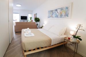 ein Schlafzimmer mit einem großen Bett und ein Wohnzimmer in der Unterkunft Trastevere Chic and Smart Loft in Rom