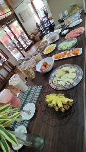 una mesa con muchos platos de comida. en Hotel Pousada Bossa Nova en Maceió
