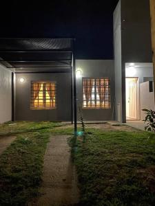 een huis 's nachts met lichten in de ramen bij Departamentos Temporales con Wifi, Tv y Aire in Oliva